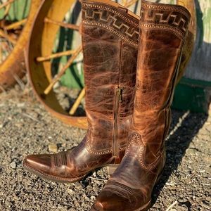 Women’s Ariat Snip Toe Sahara Boots - Size 8.5 B